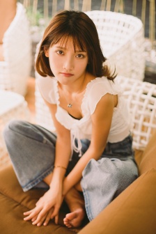 女生游泳时泳裤突然掉了